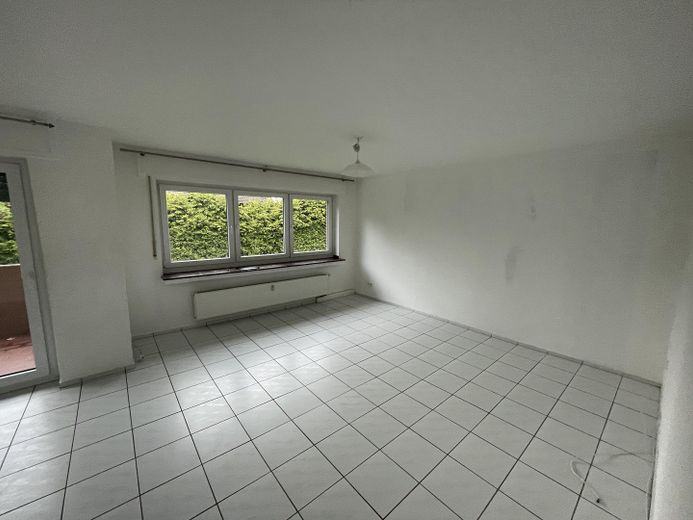 Appartamento di 3 locali con balcone in posizione tranquilla – Wohnzimmer