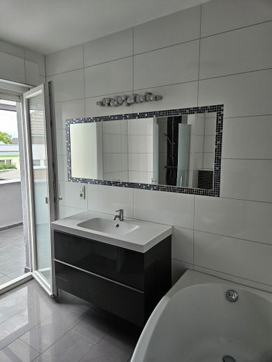 Zukunftssicheres Familiendomizil:  mit Kamin in zentraler Top-Lage! – Badezimmer