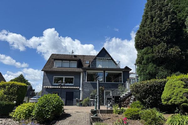 घर पहुँचें – Remscheid के शांत और बेहतरीन इलाके में बड़े भूखंड वाला एकल-परिवार का घर
