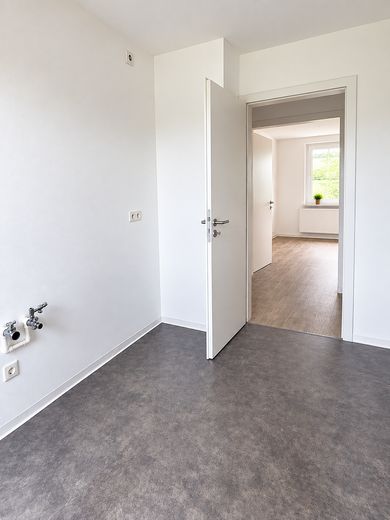 Appartamento di 3 locali completamente ristrutturato con ampio balcone e splendida vista a Thum – Referenzfoto Küche