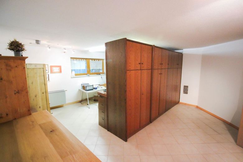 Familienfreundliches Einfamilienhaus in ruhiger Lage mit eingewachsenem Garten und Ausbaureserve – Büro Souterrain