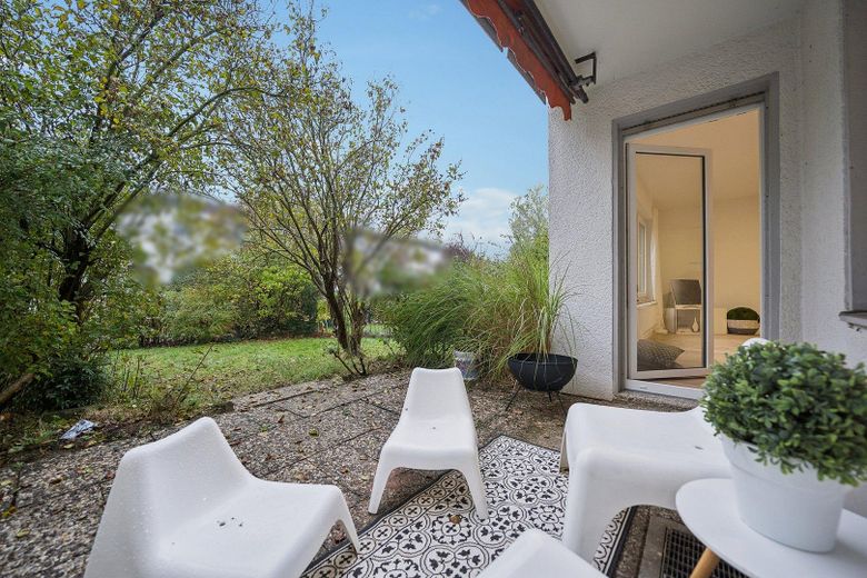 Modernisierte Wohnung mit Reihenhauscharakter, mit Gäste WC und Garten *von Privat* – Terrasse und Garten