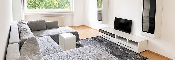 Helle, VOLLMÖBLIERTE 2,5-Zimmer-Wohnung mit KÜCHE und Balkon – Wohnzimmer