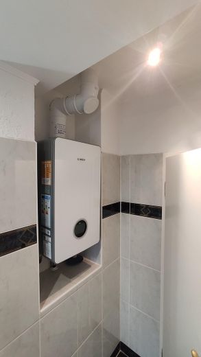 (provisions- u. bezugsfrei) Traumhafte, renovierte 4 Zimmer-Wohnung mit großer Dachterrasse – Moderne Gastherme