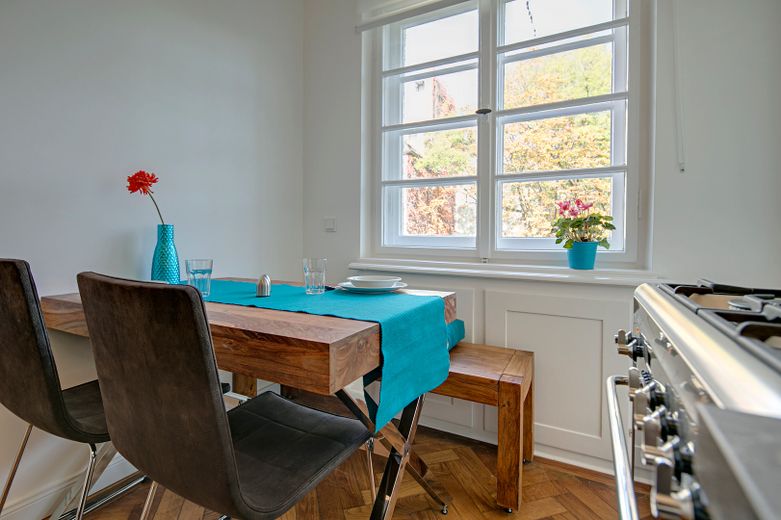 Wunderschöner 4-Zi-Altbau beim Gasteig, Lift, Balkon, TG mietbar, bezugsfrei – Wohntraum Haidhausen