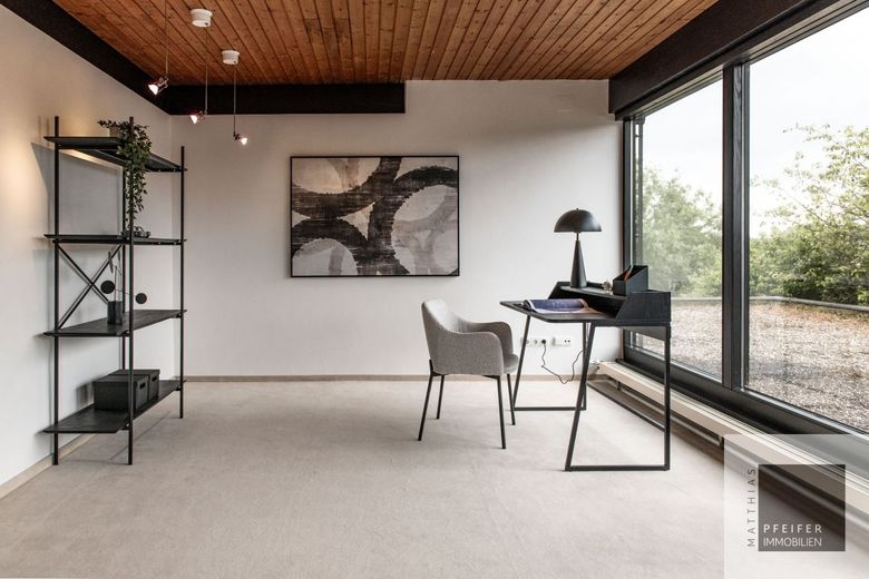Zeitlose Architektur im Grünen mit Gestaltungsspielraum in WI-Auringen – OG Penthousezimmer