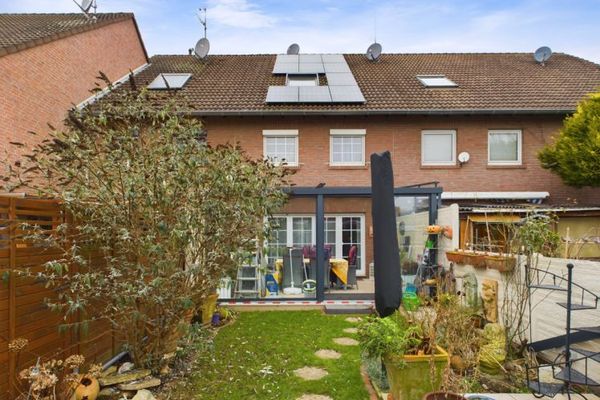Charming mid-terrace house with high-quality renovation and modern features