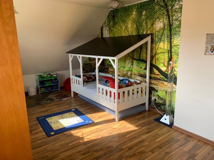 Schöne DHH am Ortsrand mit unverbautem Blick // 147qm Wohnfläche / 7 Zimmer / Einziehen & Wohlfühlen – KiZi 1 OG