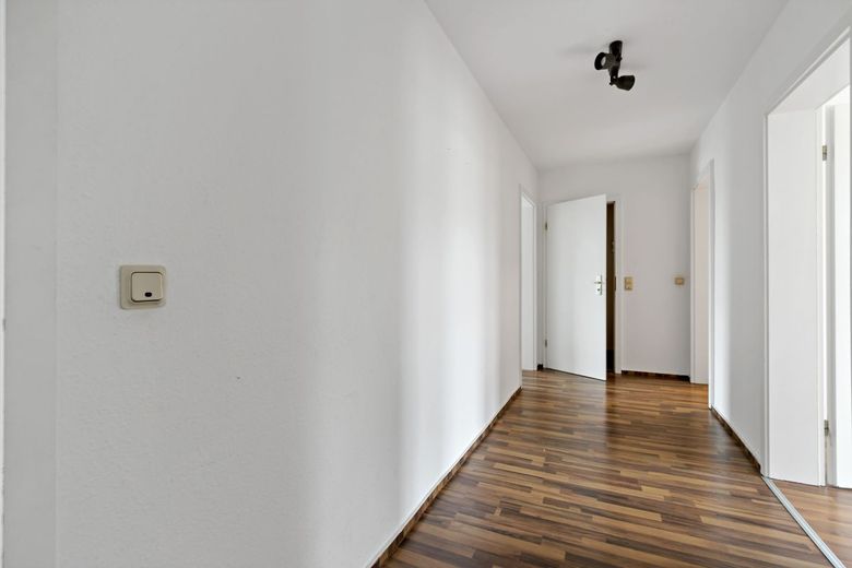 Gut geschnittene 2,5-Raumwohnung mit Einbauküche in der Torstraße! – Flur