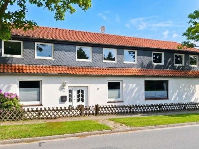 Edemissen - Wehnsen - großzügiges Zweifamilienhaus mit Nebengebäude und Garagen – Foto 1