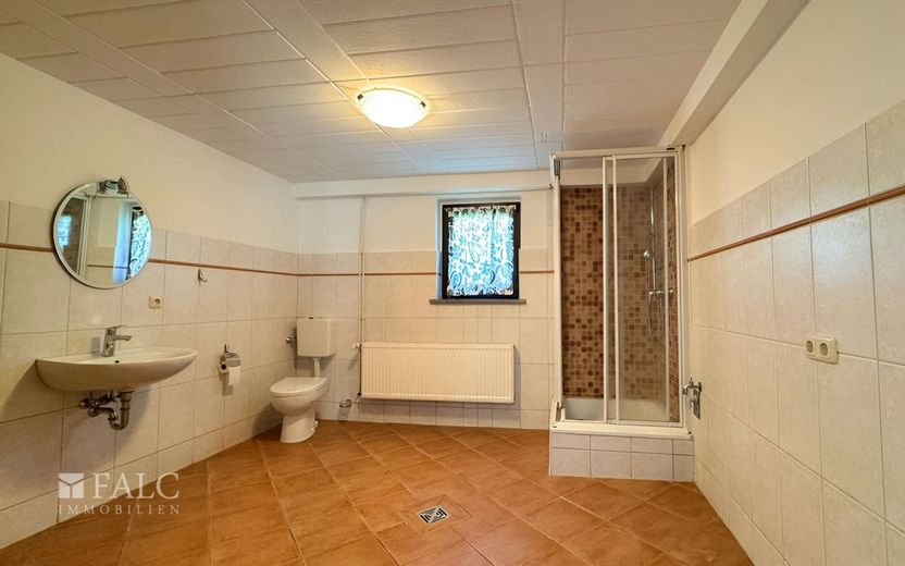 ***Ihr neues Zuhause - Einfamilienhaus mit Kamin, Sauna &amp; schönen Gartenbereich*** – Badezimmer KG