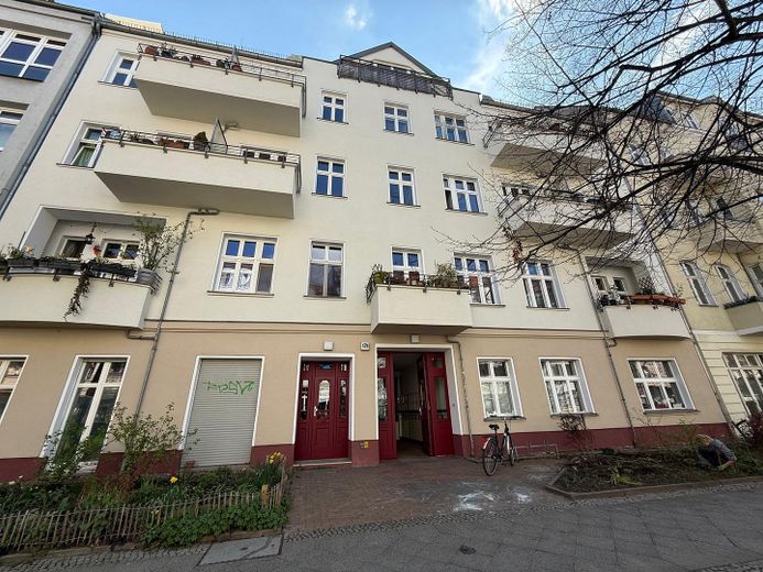 Sonnige Maisonette im Komponistenviertel – 2 Balkone, Südausrichtung & ruhige Lage im Grünen – Das Haus von vorne