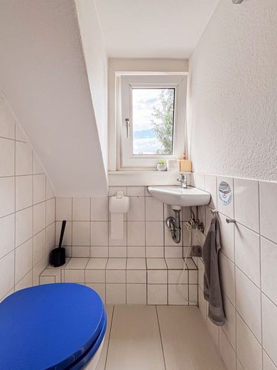 2-Zimmer-Dachgeschosswohnung in Wiesbaden mit modernisiertem Bad/WC (2025) und Dachbodennutzung – WC