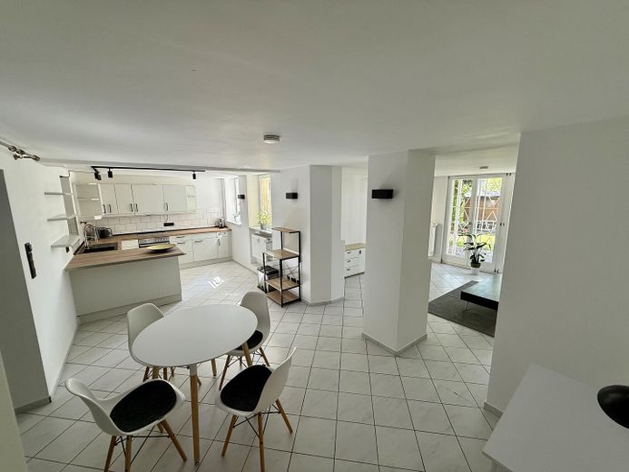 Voll ausgestattete helle Wohnung & Parkplatz im Souterrain mit Whirlpool & Garten – Offene Wohnküche