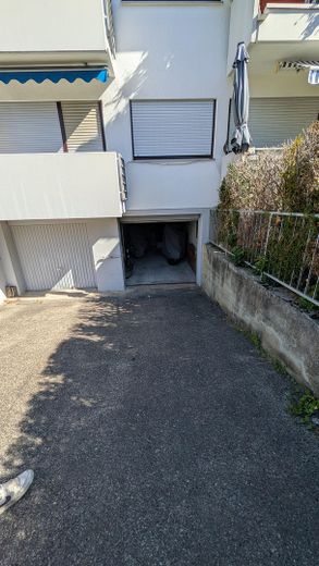 Ruhig & bahnhofsnah: Vermietete 3 ZW mit Garage & Ost-Balkon in Norsingen – Garage rechts