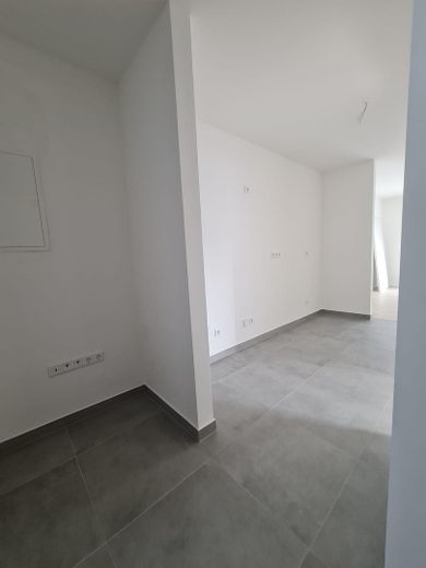 ERSTBEZUG NACH SANIERUNG – MODERNE 2-ZIMMER-WOHNUNG MIT GROSSER TERRASSE UND EINBAUKÜCHE – Eingang2