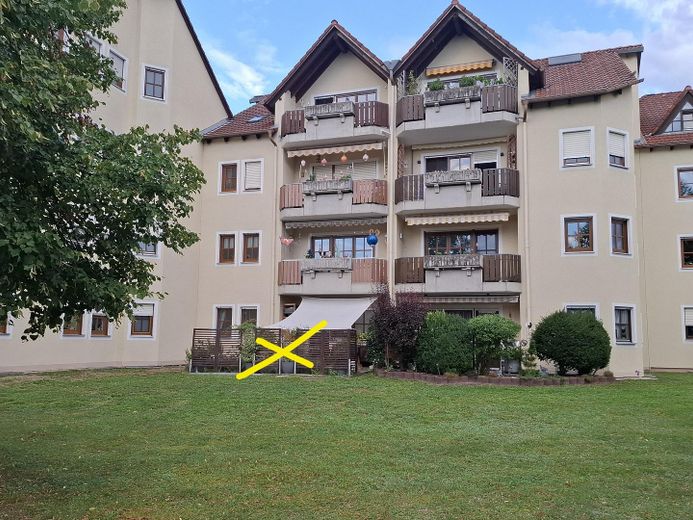Charmant appartement de 3 pièces en rez-de-chaussée avec terrasse, balcon et garage à Roth – Photo 1