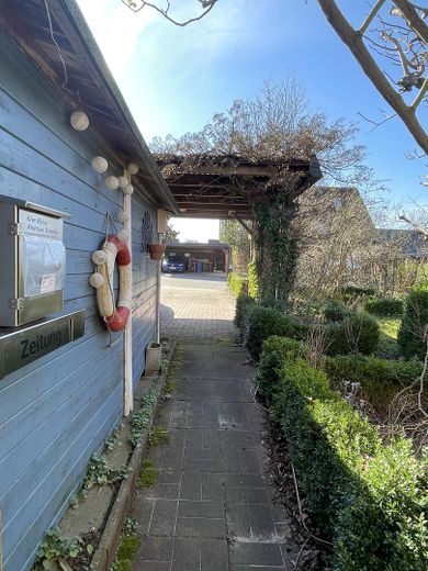 gepflegte Doppelhaushälfte in der Nähe vom Hamburg - mit Chashback Kauf einer beim Wärmepumpe!! – Blick zum Carport