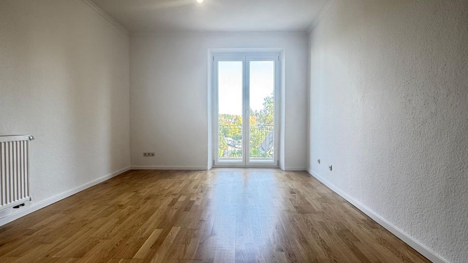 2-Zimmer-Wohnung mit Balkon am Mangfallplatz – Wohnzimmer
