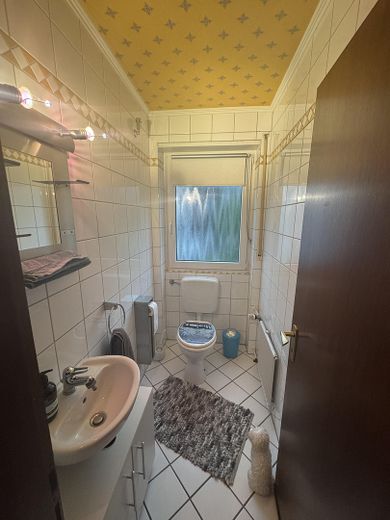 Przestronne 3 pokoje, kuchnia, przedpokój, łazienka, balkon w Viersen – Gäste WC