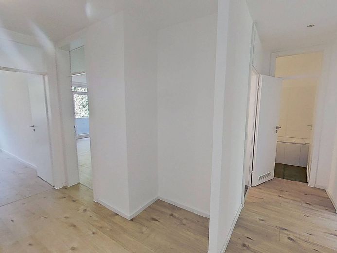 Moderne 3-Zimmer-Wohnung mit Balkon in fußläufiger Nähe zum Stadtzentrum – Ansicht II: Flur