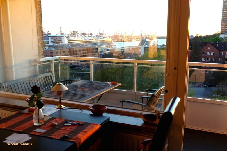 Möbl. 1,5-Zi.Whng m. tollem Elbblick, zentr. HH-Altona, all-in: Heizung/Strom/Wasser/Tel/WLAN... – Wohnzimmer 1
