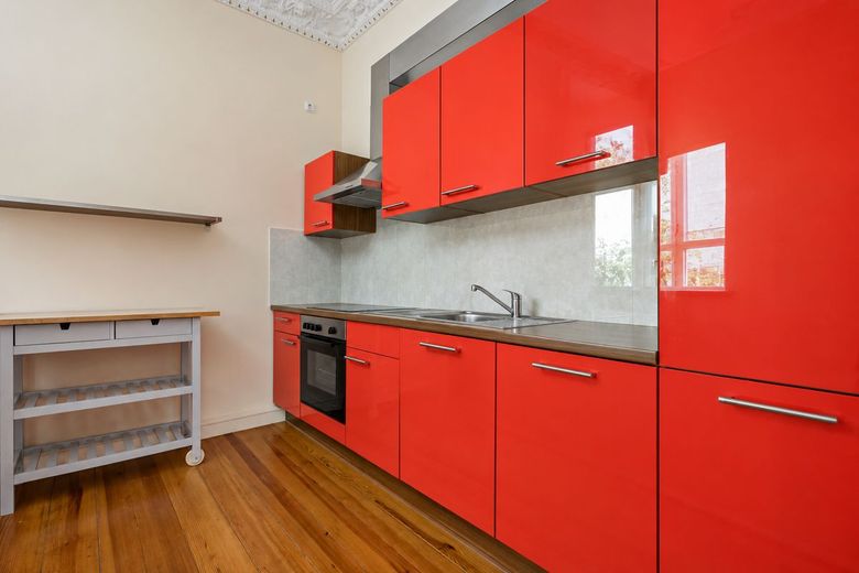 Traumhafte 2-Raumwohnung mit Einbauküche und Stuck im Mühlwegviertel! – Küche