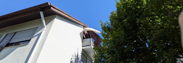 هادئة وقريبة من محطة القطار: شقة من 3 غرف مؤجرة مع مرآب وشرفة شرقية في نورزينغن – Haus seitlich