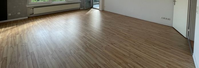 Po modernizacji energetycznej, niskie koszty ogrzewania: jasne mieszkanie 3-pokojowe z ogrodem zimowym i garażem – Wohn-Esszimmer