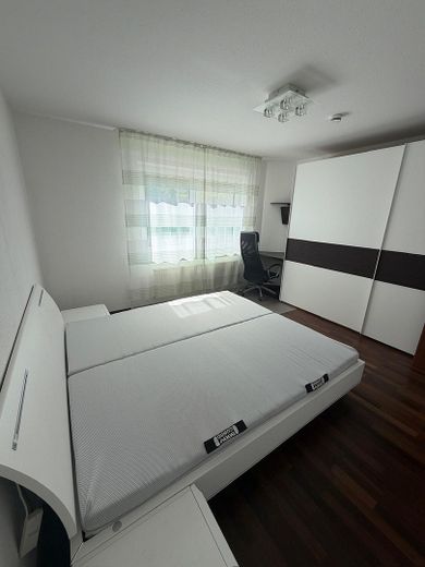 Komisyonsuz! Balkonlu ve EBK'li, tamamen mobilyalı, çekici ve yenilenmiş 2,5 odalı daire – Schlafzimmer