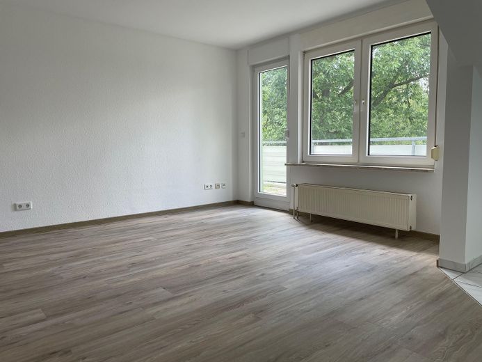 Helle 2-Zimmer Wohnung, Balkon, modernes Bad – Wohnbereich mit Balkonausgang
