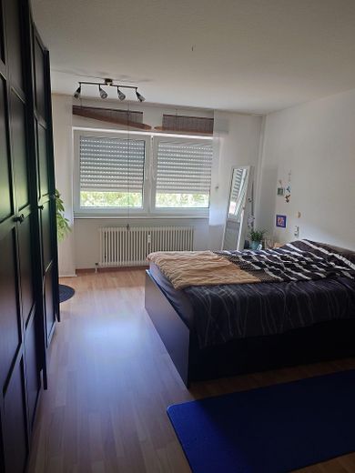 3,5 Zimmer Wohnung, hell, gut geschnitten mit 2 Balkonen und TG – Schlafzimmer