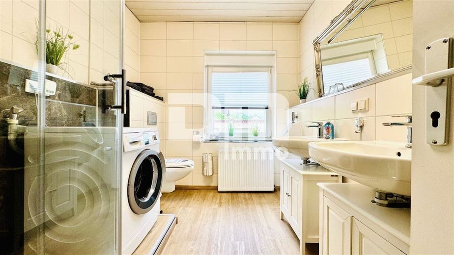 Vielseitiges Immobilien-Ensemble mit 2 modernisierten Haushälften + Carport und Garten/Terrasse – Haus 2 EG Badezimmer / Dusche
