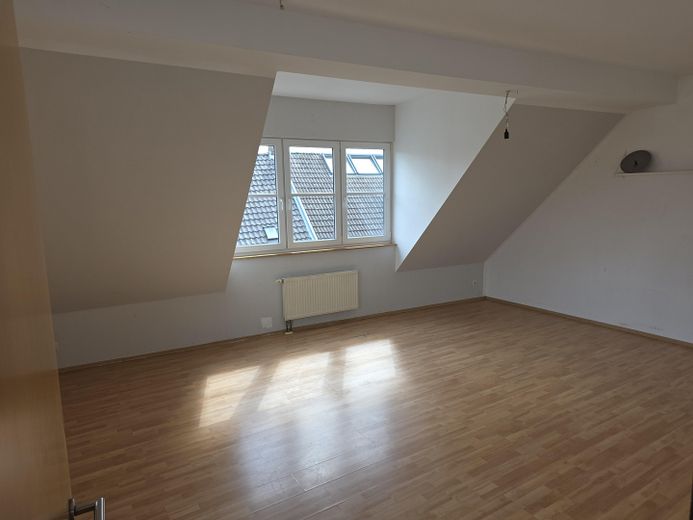 Schöne ruhige  Dachgeschosswohnung im 3. OG in der Fussgängerzone – Wohnzimmer
