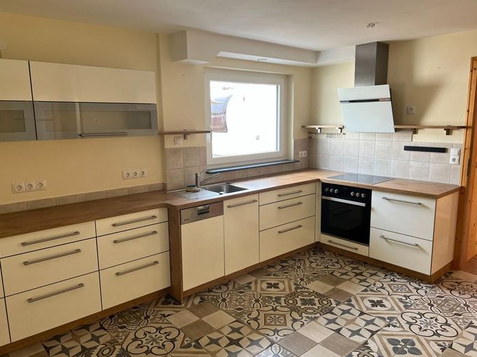 Vivre au centre sans stress de rénovation : maison individuelle compacte, grand jardin, garage XXL – Küche EG