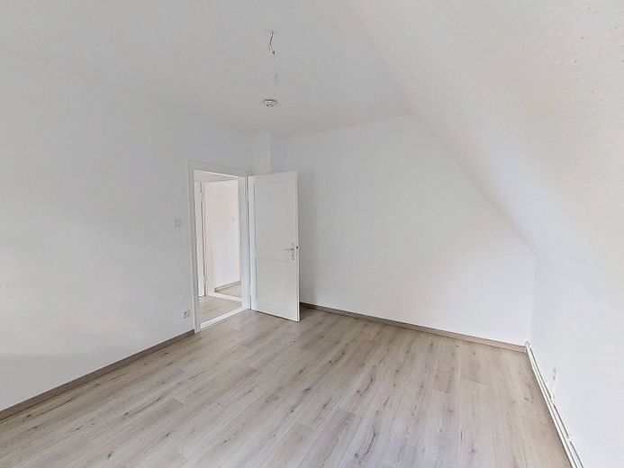 Jasne 3-pokojowe mieszkanie na poddaszu z nowoczesną łazienką z wanną, w odległości spaceru od centrum miasta – Ansicht II: Wohn- und Esszimm…