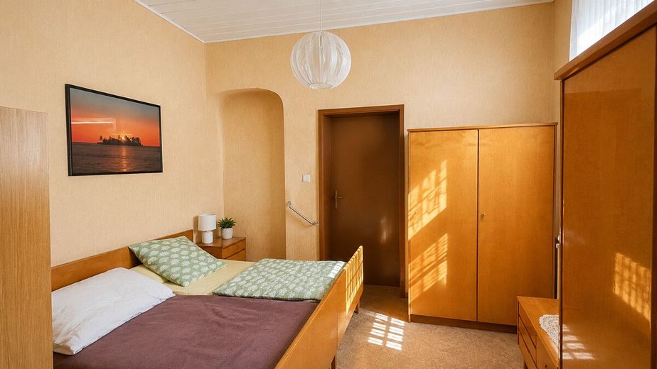 SENZA PROVVIGIONE|Storica proprietà di un fornaio con grande giardino e vicinanza al sito della Bundeswehr Holzdorf – Schlafzimmer