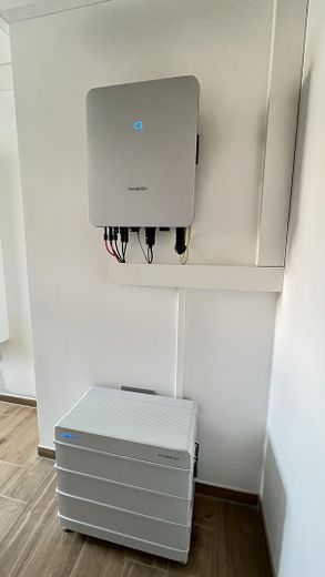 Ruhe mit Blick über Felder: Exklusives wohngesundes Plusenergie-Doppelhaus, S-Bahn fußläufig – Energiequelle Solar+Speicher