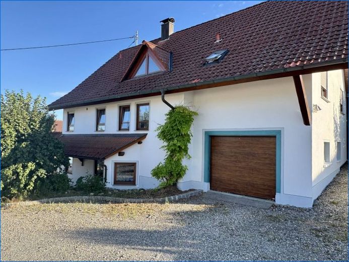 Attraktives Generationshaus (2 FH), zwei großen Garagen und schöner Fernsicht, in ruhiger Ortsrandlage! – Foto 1