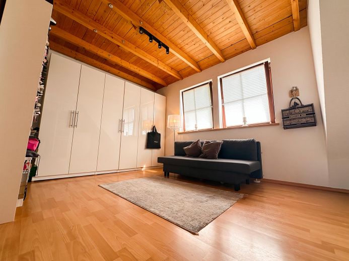 Architektur trifft Privatsphäre – besonderes Einfamilienhaus mit Pool, Sauna und Garten im Grünen – Ankleidezimmer