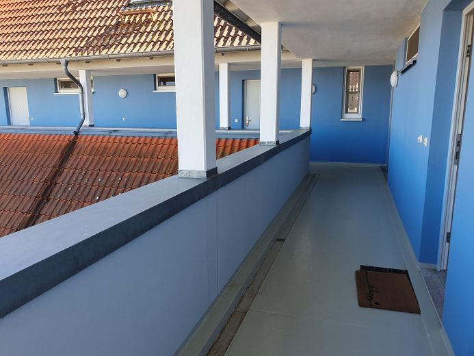 Provisionsfreie Maisonettenwohnung mit außergewöhnlichem Raumgefühl in Zingst – Laubengang/Wohnungseingang