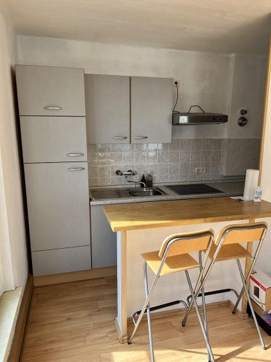 Schöne, helle 2-Zimmer Wohnung mit Küche – Einbauküche