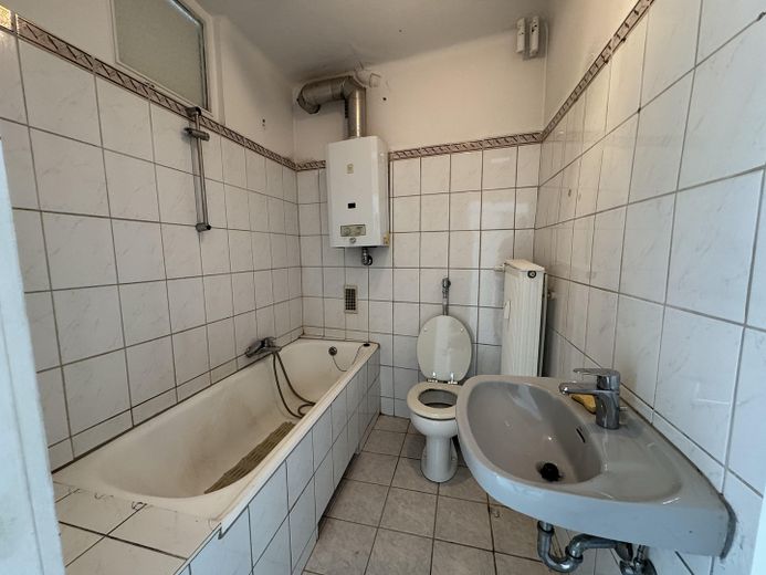 Bad mit Duschwanne und WC