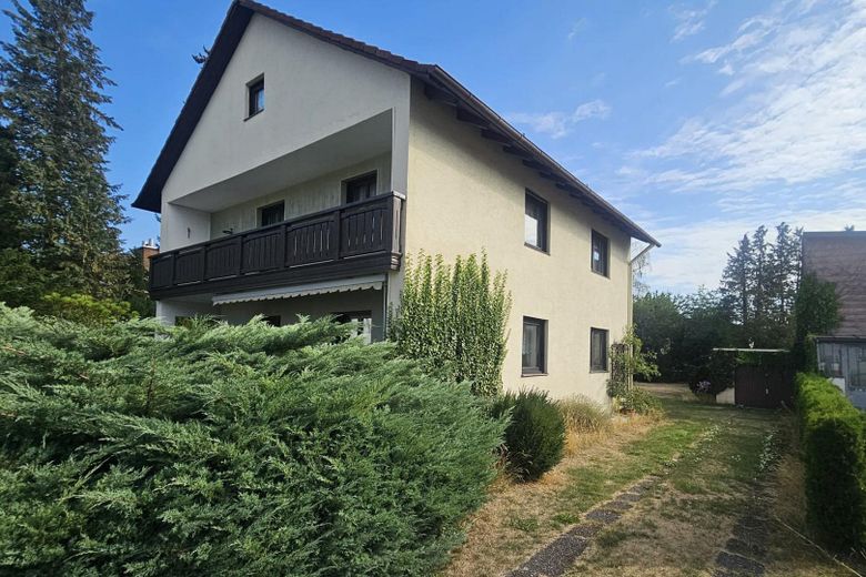 Haus mit Märchengarten in Olching – SW-Ansicht / Einfahrt