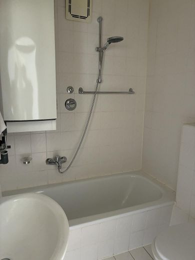 Vrij 2-kamerappartement op aantrekkelijke locatie in Hallbergmoos – Bad