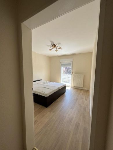 Gepflegtes Reihenmittelhaus in ruhiger Lage mit Garten und Garage – Schlafzimmer mit Balkon