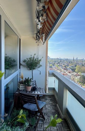 Nad dachami Frankfurtu: mieszkanie 2-pokojowe na 15. piętrze z widokiem na panoramę miasta i balkonem – Zdjęcie 5