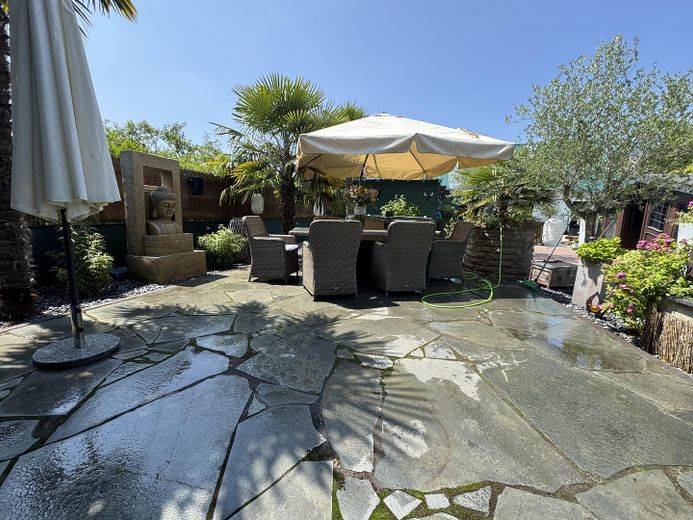 Casa rural con factor WOW: grandes naves, jardín de ensueño y cocina exterior de lujo – Foto 14