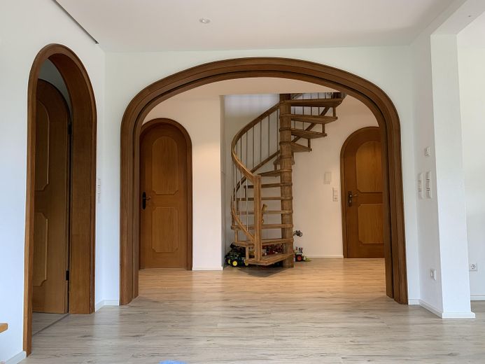 EG innenliegende Treppe ins OG