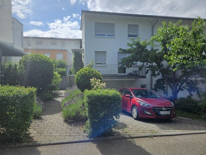 Haus mit gruenem Vorgarten